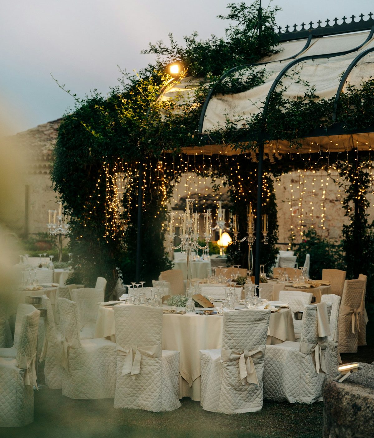 Mesa de festa decorada, simbolizando a realização do casamento planejado