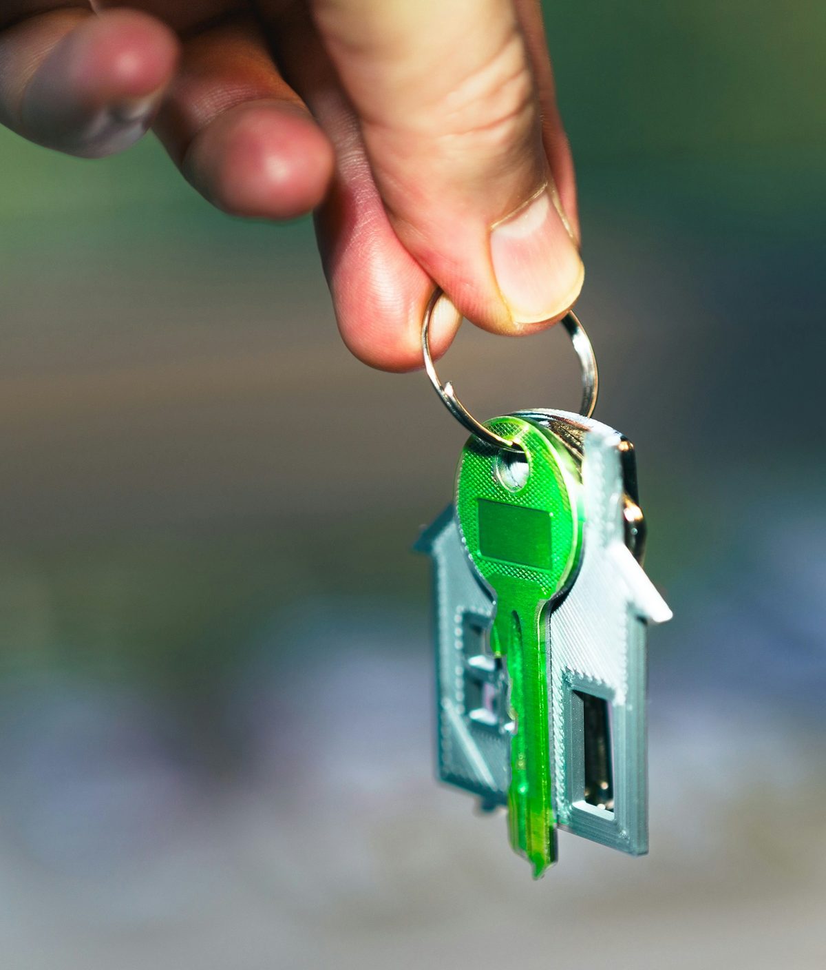 Chave com chaveiro em formato de casa, simbolizando o investimento imobiliário