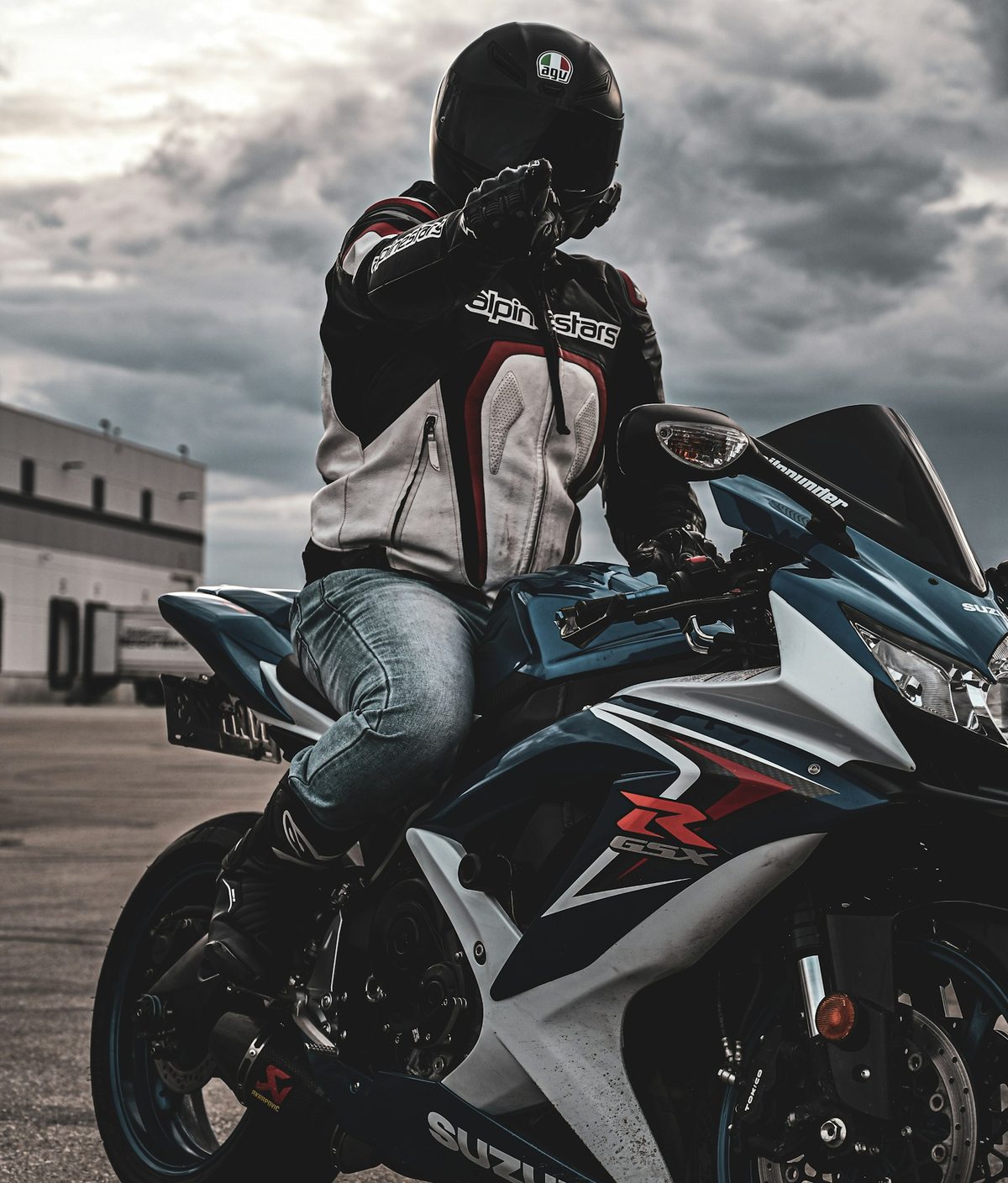 Motociclista pronto para pilotar, simbolizando a conquista da moto nova